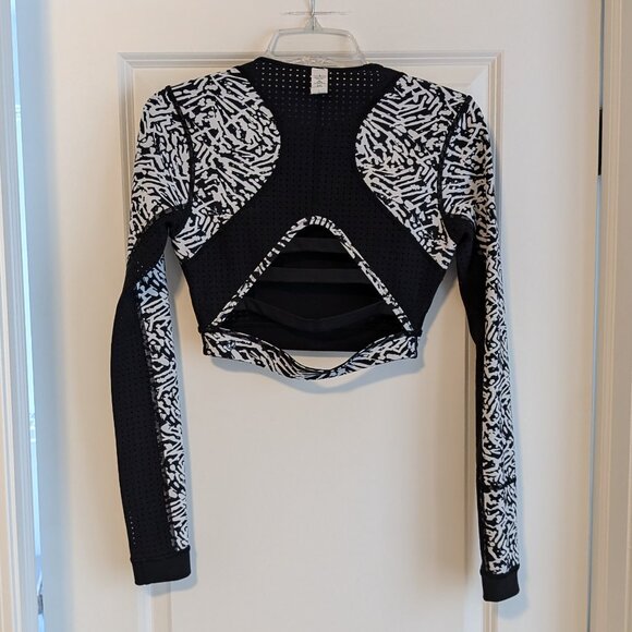 Lululemon Paddle Crop Top, Reversible, Black White, Size 6 - Picture 9 of 16
